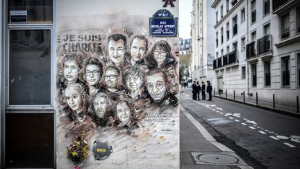 Une peinture de l'artiste Christian Guemy, connu sous le nom de C215, en hommage aux membres du journal Charlie Hebdo qui ont été tués par des terroristes en janvier 2015. Photo prise le 7 janvier 2019 à Paris. (STEPHANE DE SAKUTIN / AFP)