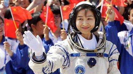 Liu Yang, 33 ans, a d&eacute;coll&eacute; &agrave; bord du vaisseau Shenzhou IX avec deux autres "ta&iuml;konautes" le 16 juin 2012. (JASON LEE / REUTERS)