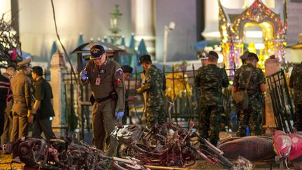 &nbsp; (Après l'explosion d'une bombe à Bangkok, le périmètre est quadrillé par des centaines de policiers et militaires © REUTERS | Athit Perawongmetha)