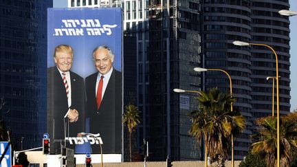 Le&nbsp;premier ministre israélien Benjamin Netanyahou pose avec le président américain Benjamin Nethanyahou sur ses affiches de campagne, le 3 février 2019 à Tel Aviv (Israël). (JACK GUEZ / AFP)