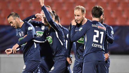 Alexis Peuget (troisième en partant de la droite) célèbre avec ses partenaires de Rumilly Vallières après son ouverture du score contre Monaco, jeudi 13 mai. (PHILIPPE DESMAZES / AFP)