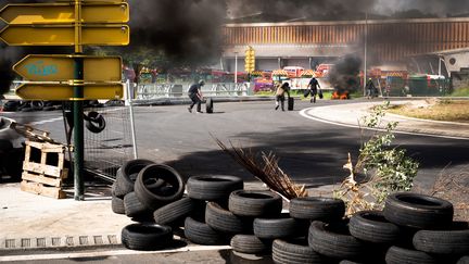 Un barrage de pneus à Perrin Les Abymes, en Guadeloupe, le 17 novembre 2021. (CARLA BERNHARDT / AFP)