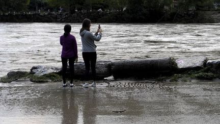 Des habitants filment le&nbsp;Gardon après les inondations à Anduze, dans le sud-est de la France, le 19 septembre 2020. (NICOLAS TUCAT / AFP)