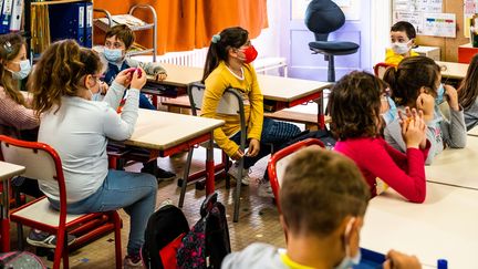 L'école primaire Joseph Néo de la commune d'Elne dans les Pyrénées-Orientales, rentrée des classes avec la mise en place d'un protocole très strict le 26 avril 2021. (JC MILHET / HANS LUCAS / AFP)