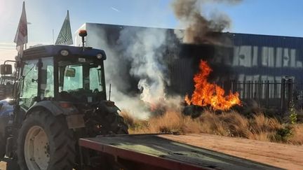 Les agriculteurs en colère on allumé un feu de pneus devant le siège du Crédit Agricole de Nîmes, le 27 novembre 2024. (GREGORY JULLIAN / RADIO FRANCE)