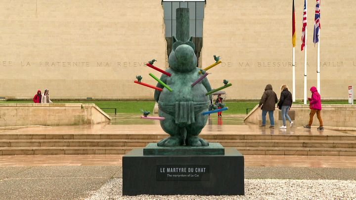 Le chat martyre devant le Mémorial de Caen (France 3 Normandie)