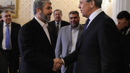 Khaled Mechaal (à gauche), le leader du Hamas en exil.(ici avec Lavrov, ministre russe des affaires étrangères en 2010) (AFP/NATALIA KOLESNIKOVA)