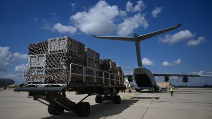 Des militaires français et du personnel d'urgence chargent des marchandises à bord d'un Airbus A400M-180 de l'armée de l'air française, le 13 septembre 2023. Photo d'illustration. (CHRISTOPHE SIMON / AFP)