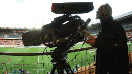 Une caméra TV dans un stade de rugby