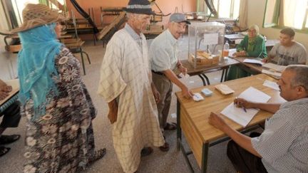 Dans un bureau de vote à Khemisset, à 80 km à l'est de Rabat, capitale du Maroc, le 1er juillet 2011 (AFP - ABDELHAK SENNA)