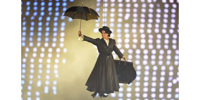 Personnage emblématique, Mary Poppins a plané sur la cérémonie d&#039;ouverture des JO de Londres (27/07/2012)...
 (Leon Neal / AFP)