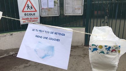 À Marseille, des couches devant une école pour protester contre l'urine supporters de l'Olympique de Marseille. (RADIO FRANCE- TONY SELLIEZ)