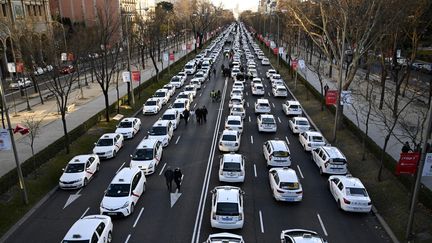 Des taxis en manifestation contre les VTC à Madrid, le 27 janvier 2019. (GABRIEL BOUYS / AFP)