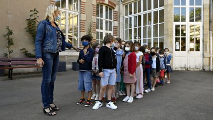 La secrétaire générale adjointe du principal syndicat des infirmiers et infirmières de l'Education nationale réclame un protocole de test simplifié, de nombreux parents n'arrivant pas à tester leurs enfants trois fois en l'espace de quatre jours (Image d'illustration). (ALEXANDRE MARCHI / MAXPPP)