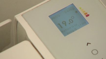 Certains fournisseurs d'énergie proposent des bonus contre une baisse de la consommation. Chaque jour, des défis sont lancés aux clients, avec à la clef jusqu'à 120 euros à gagner. (France 2)