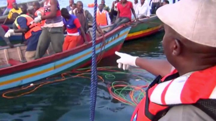 Des sauveteurs tanzaniens après le naufrage du «MV Nyerere» le 21 septembre 2018. (Reuters TV/via REUTERS)