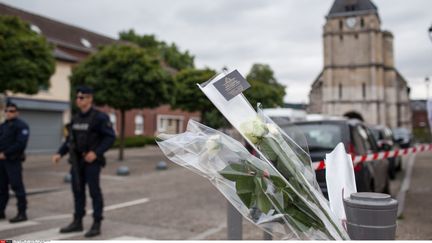 Des policiers en faction dans le centre-ville de Saint-Etienne-du-Rouvray (Seine-Maritime), le 27 juillet, au lendemain de l'attaque terroriste dans une église de la ville et de la mort du prêtre&nbsp;Jacques Hamel. (JULIEN PAQUIN/SIPA)