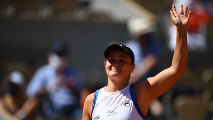 La n°1 mondiale Ashleigh Barty a remporté son 1er tour à Roland-Garros 2021 mardi 1er juin. (CHRISTOPHE ARCHAMBAULT / AFP)