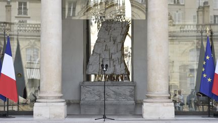 Les micros sont prêts et attendent l'annonce du nouveau gouvernement sur le perron de l'Elysée. (STEPHANE DE SAKUTIN / AFP)