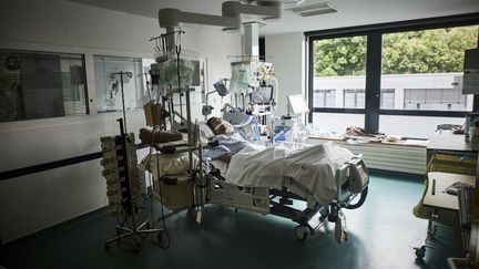 Un patient atteint du Covid-19 dans le service réanimation de&nbsp;l'Institut mutualiste Montsouris à Paris, le 6 mai 2021. (ANTONIN BURAT / HANS LUCAS / AFP)