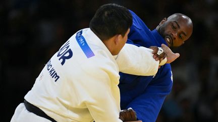 Le Français Teddy Riner en finale de la catégorie des + 100 kg des Jeux olympiques face au Sud-Coréen Kim Min-jong, le 2 août 2024. (LUIS ROBAYO / AFP)