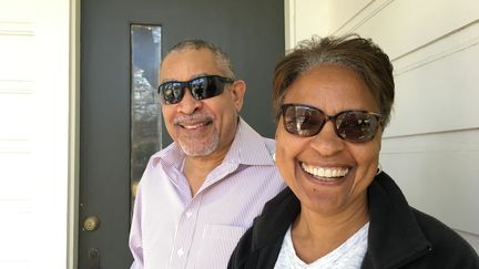 Joanne et Brian Toval, sous le porche de la maison de leur voisine, à La&nbsp;Nouvelle-Orléans, en Louisiane. (LUDOVIC PAUCHANT / RADIO FRANCE)