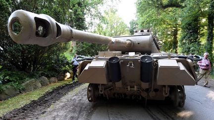 Un tank Panther datant de la Seconde guerre mondial a &eacute;t&eacute; retrouv&eacute; chez un particulier &agrave; Heikendorf (Allemagne), le 2 juillet 2015. (CARSTEN REHDER / AP / SIPA / AP)