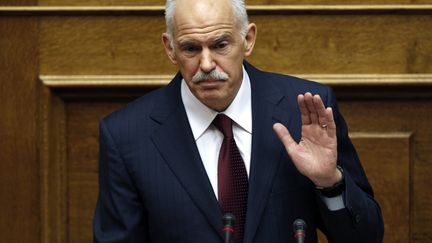 George Papandr&eacute;oun, le premier ministre grec, juste avant le vote de confiance au parlement grec le 4 novembre 2011. (YIORGOS KARAHALIS/REUTERS)