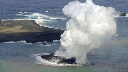 Les scientifiques nippons surveillent comme le lait sur le feu cette petite île volcanique en éruption, sortie des eaux en novembre 2013. Depuis sa naissance, l’îlot n’a en effet cessé de grandir et s’est même aggloméré à sa voisine inhabitée Nishinoshima, formant un territoire de 1,26 km². Selon le volcanologue Patrick Allard, de l'Institut de physique du globe de Paris, l'île est en fait le sommet d'un volcan sous marin d'une hauteur de 3 km. Ses cratères hyperactifs crachent chaque jour environ 200.000 m3 de lave, ce qui fait craindre un effondrement des parois et le déclenchement d’un tsunami. Le Japon, situé sur la ceinture de feu, au confluent de quatre plaques tectoniques, compte au total 110 volcans actifs, dont le plus connu est le vénéré mont Fuji. (KYODO /REUTERS)