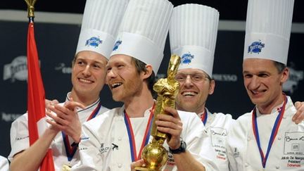 Le chef danois, Rasmus Kofoed, entouré de son équipe après avoir décroché le 26 janvier à Lyon le Bocuse d'Or 2011. (AFP)