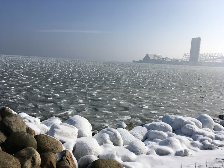 Vue de la mer Baltique, souvent gelée en hiver, dans le secteur où Kim Wall a été vue vivante pour la dernière fois, à bord du "Nautilus", le 10 août 2017. (GRÉGOIRE LECALOT / RADIO FRANCE)