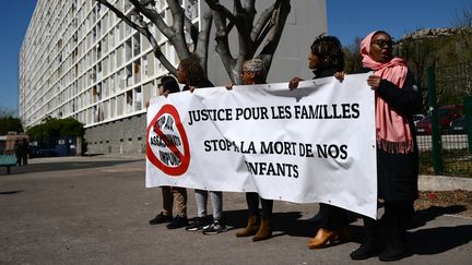 Plusieurs femmes&nbsp;participent à une marche le 3 avril 2023 dans le quartier de Le Castellas à Marseille (Bouches-du-Rhône)&nbsp;après la triple fusillade qui a eu lieu dans ce quartier la nuit précédente. (CHRISTOPHE SIMON / AFP)