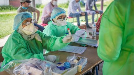 Le personnel soignant de l'hôpital de Rabat note les informations relatives&nbsp;aux sujets marocains testés positifs au Covid-19, le 27 mai 2020. (FADEL SENNA / AFP)