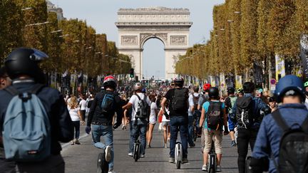 Opération Journée sans voiture à Paris (ici sur les Champs-Élysées), le 16 septembre 2018. (FRANCOIS GUILLOT / AFP)