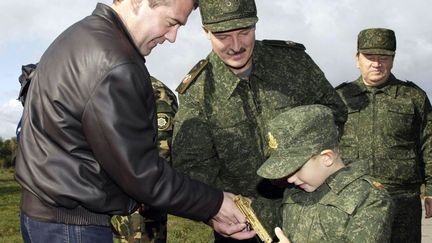 Dmitri Medvedev connaît la passion de Kolia pour les armes. Le 29 septembre 2009 (alors qu’il présidait aux destinées de la Russie), il a offert au gamin (âgé de cinq ans) un rudement beau révolver, «en or», selon «The Economist». Qui c’est qu’a l’air content ? (REUTERS - RIA Novosti - Kremlin - Vladimir Rodionov )