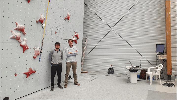 21 mai 2024. Léo Imbert, entraîneur au pôle escalade à Voiron, et Lionel Reveret, chercheur à l'INRIA devant la "voie recherche" du pôle escalade. (BORIS HALLIER / RADIO FRANCE)