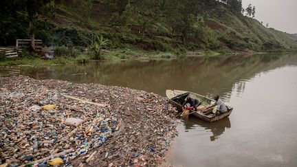 Les déchets plastiques envahissent le lac Kivu en République démocratique du Congo. (GUERCHOM NDEBO / AFP)