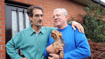 Dominique Dekens et Francis Adamski, les premiers pacsés de France sont photographiés le 17 novembre 2009 devant leur maison de Mouscron. (DENIS CHARLET / AFP)