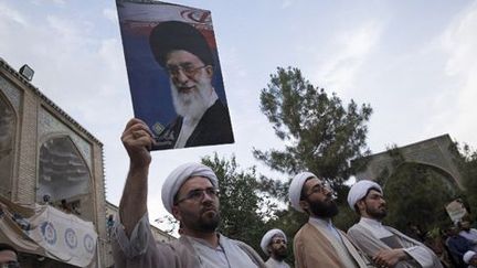 Manifestation d'ultra-conservateurs à Qom, centre névralgique du pouvoir religieux, contre les négociations nucléaires le 30 mai 2015. (MORTEZA NIKOUBAZL / ANADOLU AGENCY)