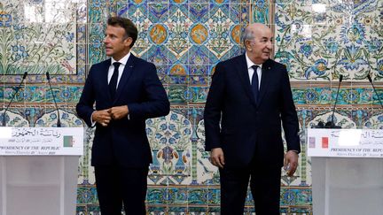 Emmanuel Macron et son homologue algérien Abdelmadjid&nbsp;Tebboune lors d'une conférence de presse, le 25 août 2022 à Alger. (LUDOVIC MARIN / AFP)