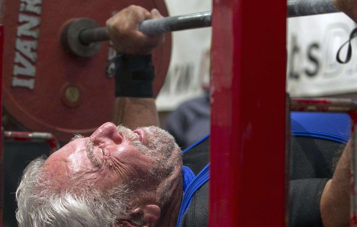 Sy Perlis, 91 ans, bat le record du monde d'halt&eacute;rophilie de sa cat&eacute;gorie d'&acirc;ge, &agrave; Phoenix (Arizona), le 8 juin&nbsp;2013.&nbsp; (PATRICK BREEN/AP/SIPA / AP)