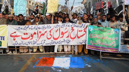 Des manifestants protestent contre "Charlie Hebdo" et la caricature du proph&egrave;te Mahomet, &agrave;&nbsp;Multan, au Paksistan, le 23 janvier 2015. (QASIM GHAURI / CITIZENSIDE / AFP)