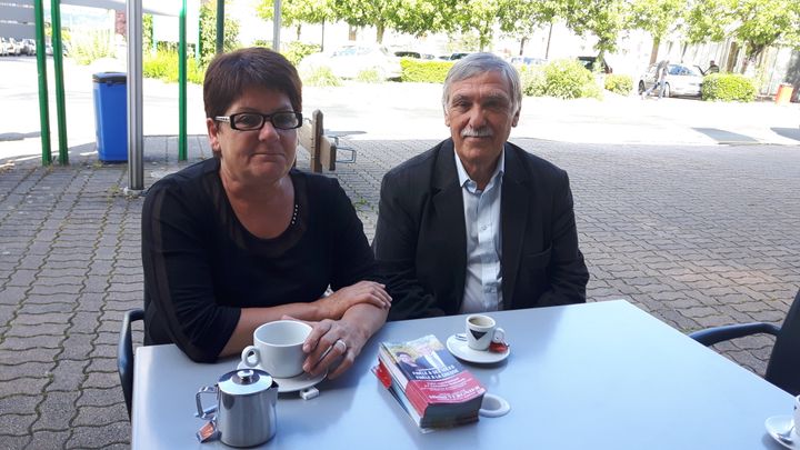 Le député sortant et candidat socialiste Michel Vergnier, et sa suppléante Martine Laporte. (ISABELLE RAYMOND / RADIO FRANCE)