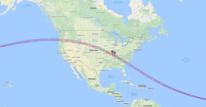 La NASA a&nbsp;dessiné la trajectoire de l'éclipse solaire totale qui traversera les Etats-Unis, le 21 août 2017. (NASA / GOOGLE MAPS)