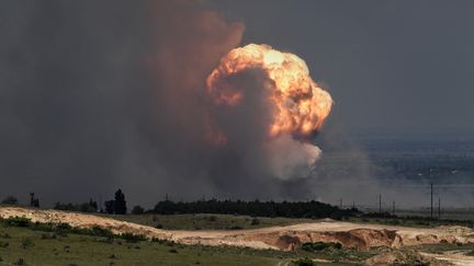 Une explosion après un incendie sur un terrain d'entraînement militaire dans le district de Kirovsky en Crimée, le 19 juillet 2023. Photo d'illustration. (VIKTOR KOROTAYEV / KOMMERSANT PHOTO)