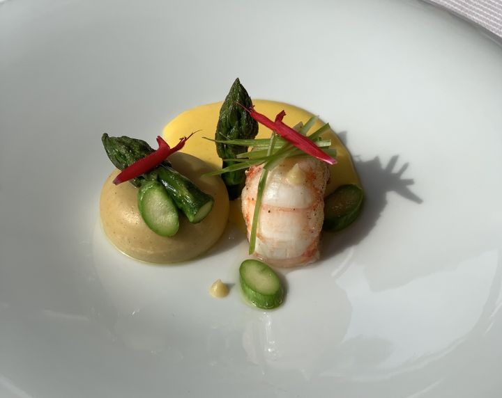 Langoustine et premières asperges vertes du Midi, recette aux saveurs franches signée Alain Montigny, chef étoilé de L'Or Bleu, à Théoule-sur-Mer. (RF / BERNARD THOMASSON)