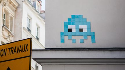 Une dizaine de mosaïques du street artiste Invader ont été volées par des personnes "déguisés en agents de la Ville de Paris". 
 (Pierre Gautheron / Hans Lucas)