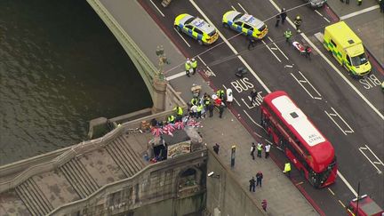 Vue aérienne du pont de Westminster à Londres où interviennent des ambulances, le 22 mars 2017. (AP /SIPA)