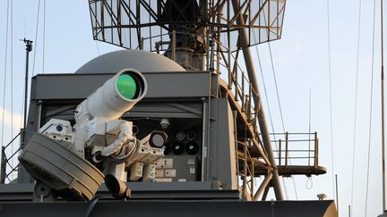 Un système de canon laser déployé sur un navire américain, le "USS Ponce", en 2014. (JOHN F. WILLIAMS / NAVY MEDIA CONTENT SERVICES / AFP)