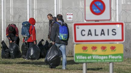 Des migrants arrivent à Calais. (STEVE PARSONS / MAXPPP)